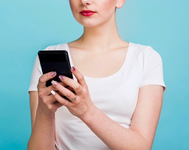 Vooraanzicht van de vrouw met smartphone