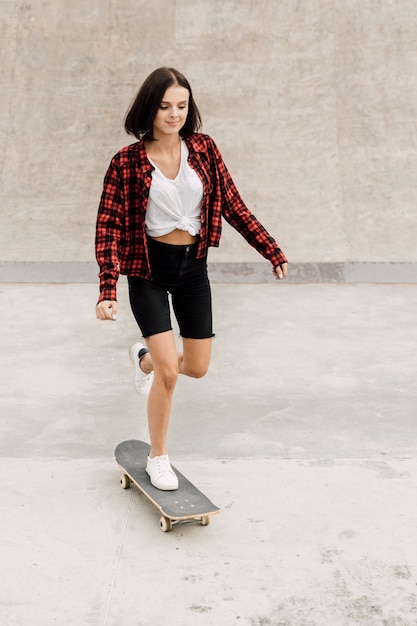 Vooraanzicht van de vrouw op skateboard
