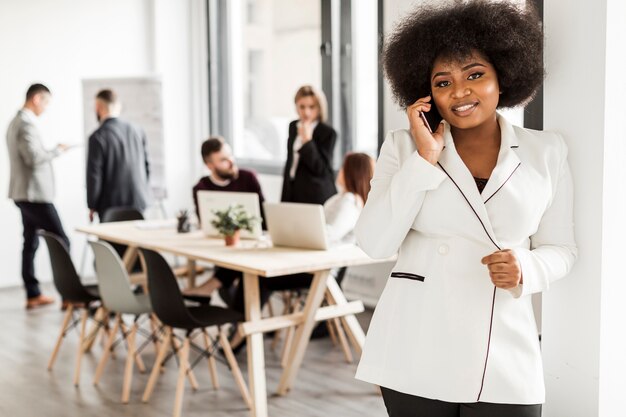 Vooraanzicht van de vrouw praten aan de telefoon