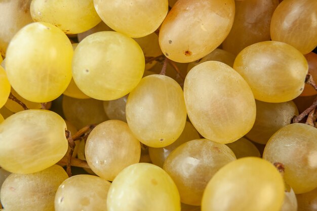 Vooraanzicht van dichtbij verse druiven in plaat op blauwe zachte exotische gezondheidskleur fruit fotoboom zuur