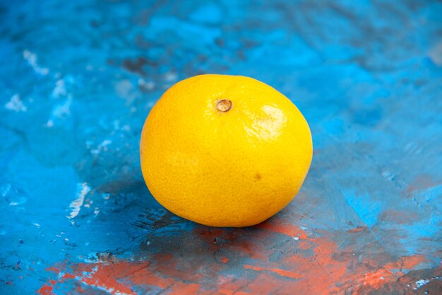 Vooraanzicht van dichtbij verse mandarijn op blauwe tafel