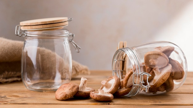 Gratis foto vooraanzicht van duidelijke potten met champignons