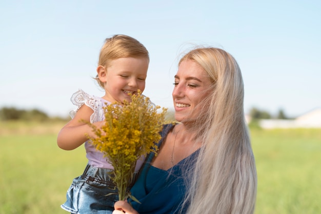 Vooraanzicht van een blonde vrouw een klein meisje