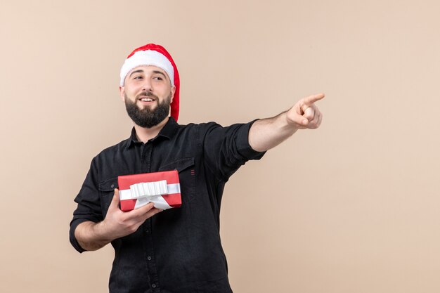 Vooraanzicht van een jonge man met aanwezig op de roze muur