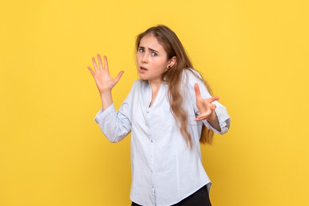 Vooraanzicht van een verwarde jonge vrouw