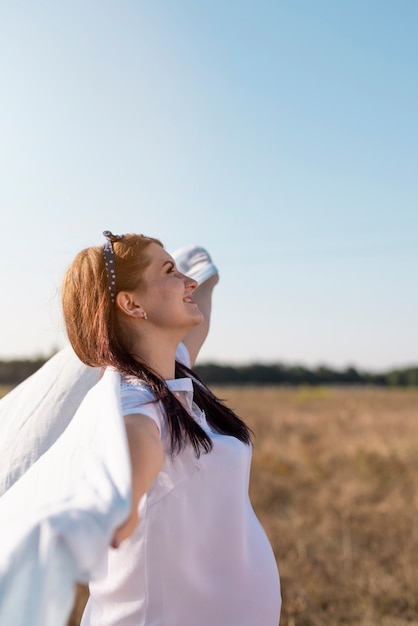 Vooraanzicht van een vrouw die de hemel bekijkt