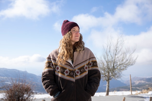 Vooraanzicht van een vrouw die geniet van haar winterreis