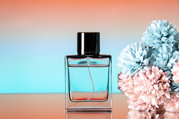 Vooraanzicht van elegante parfum gekleurde bloemen op beige ombre achtergrond