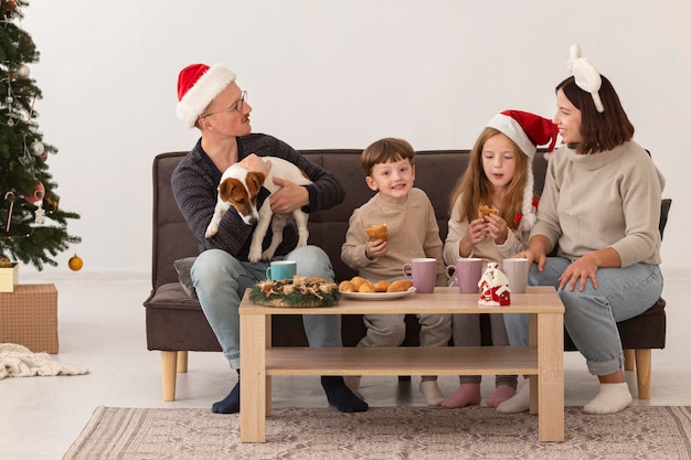 Gratis foto vooraanzicht van familie op kerstmisconcept