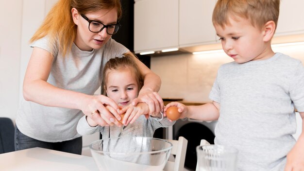 Vooraanzicht van familie thuis koken