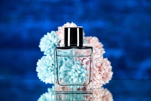 Vooraanzicht van fles parfum bloemen op blauwe wazige achtergrond