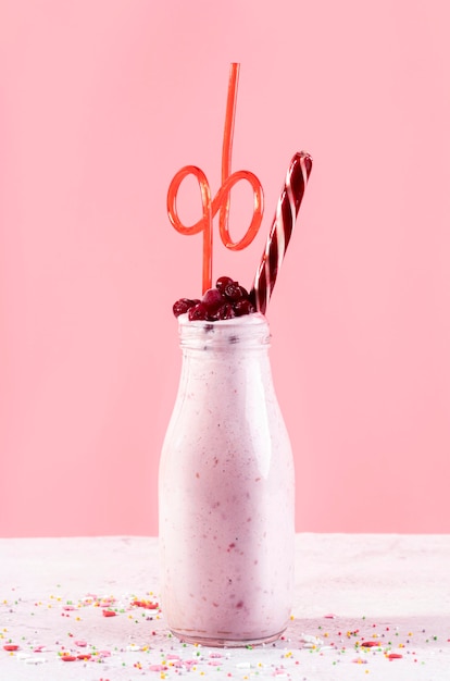 Vooraanzicht van fruit dessert in glas met stro