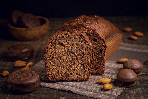 Vooraanzicht van gebakken plakjes cake