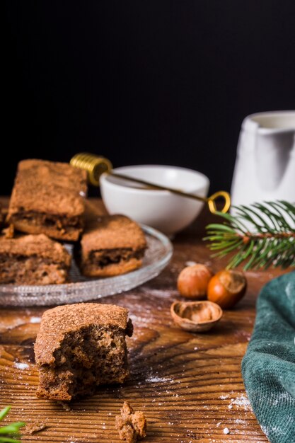 Vooraanzicht van gebeten brownie