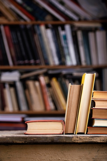 Vooraanzicht van gebonden boeken in de bibliotheek