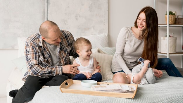 Vooraanzicht van gelukkig familieconcept