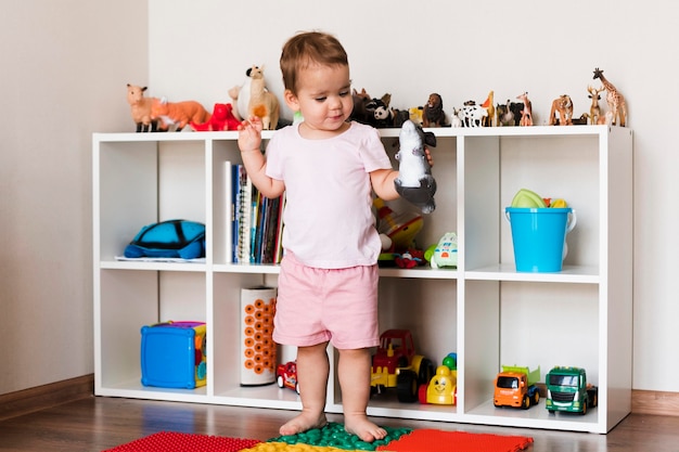 Vooraanzicht van gelukkig schattige babyjongen spelen met speelgoed