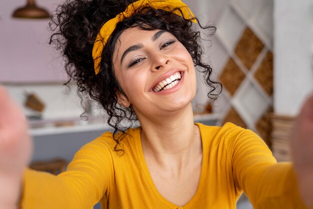 Vooraanzicht van gelukkige vrouw die een selfie neemt