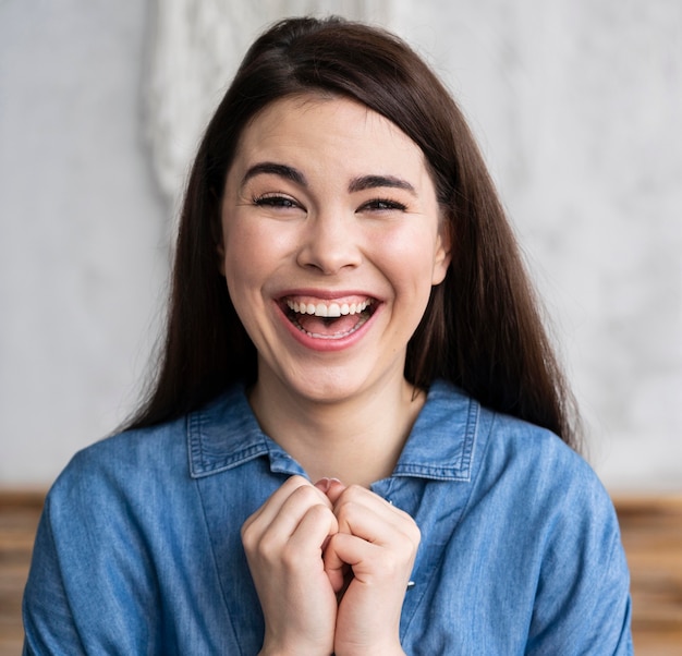 Gratis foto vooraanzicht van gelukkige vrouw die lacht