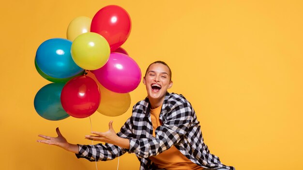 Vooraanzicht van gelukkige vrouw met ballons
