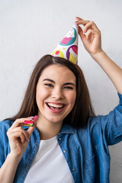 Vooraanzicht van gelukkige vrouw met feestmuts