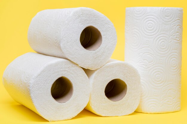 Vooraanzicht van gestapelde toiletpapierrollen