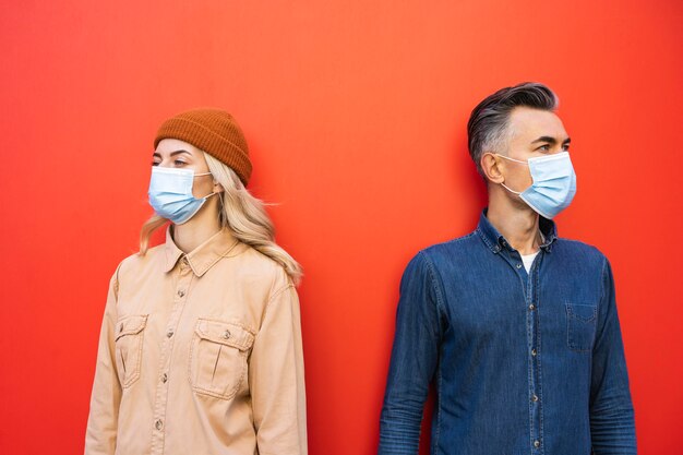 Vooraanzicht van gezicht man en vrouw met gezichtsmasker