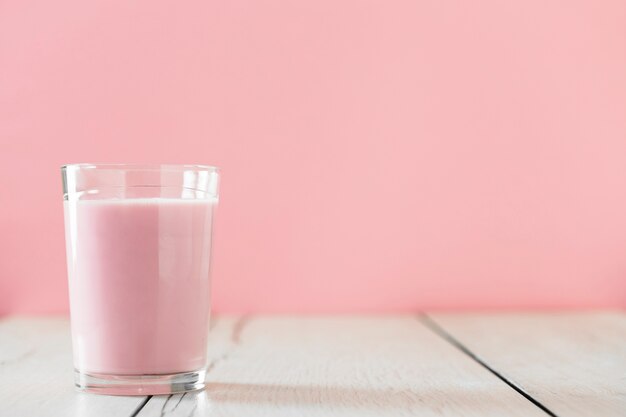 Vooraanzicht van glas met roze milkshake