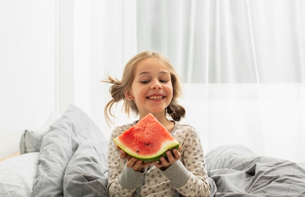 Vooraanzicht van glimlachend meisje in bed