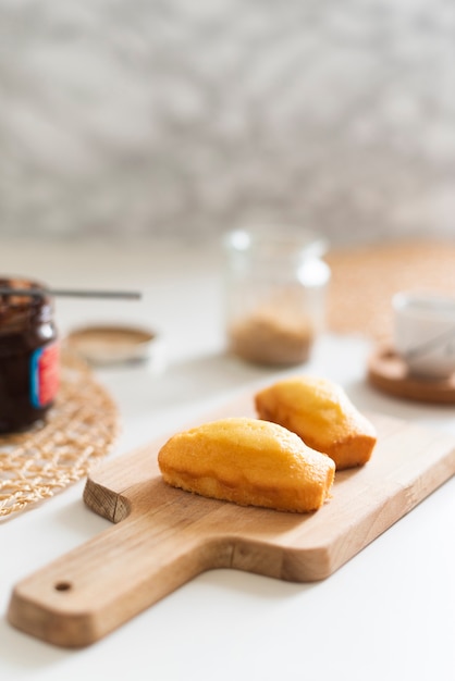 Gratis foto vooraanzicht van heerlijk dessert op bijl