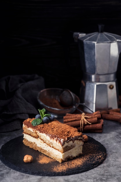 Gratis foto vooraanzicht van heerlijk tiramisu-concept