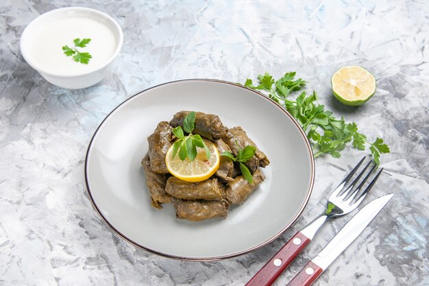 Vooraanzicht van heerlijke blad dolma met greens op witte ondergrond