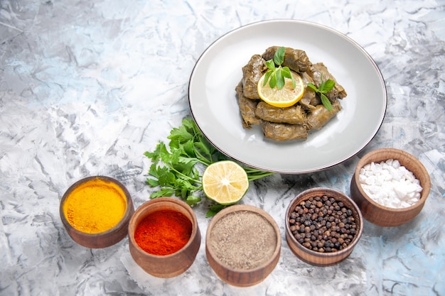 Vooraanzicht van heerlijke blad dolma met kruiden op witte ondergrond