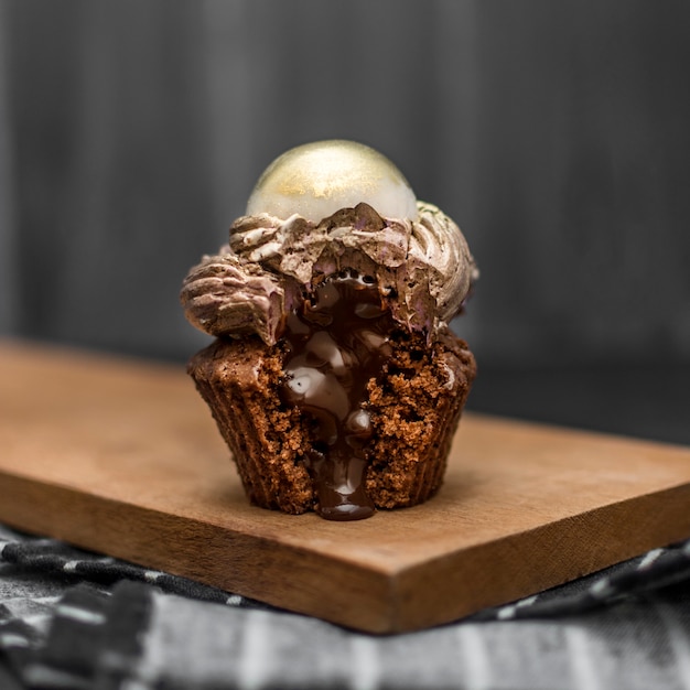 Gratis foto vooraanzicht van heerlijke chocolade cupcake