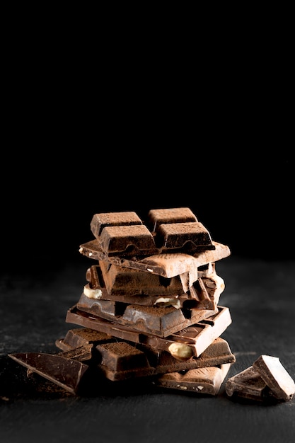 Vooraanzicht van heerlijke chocolade met kopie ruimte