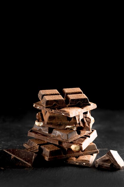 Vooraanzicht van heerlijke chocolade met kopie ruimte