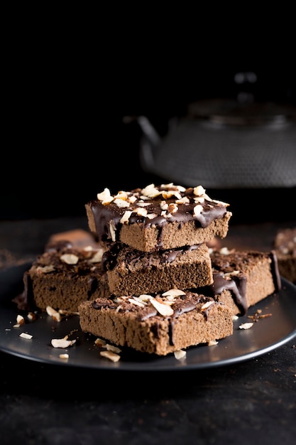 Vooraanzicht van heerlijke chocoladetaart met amandelen