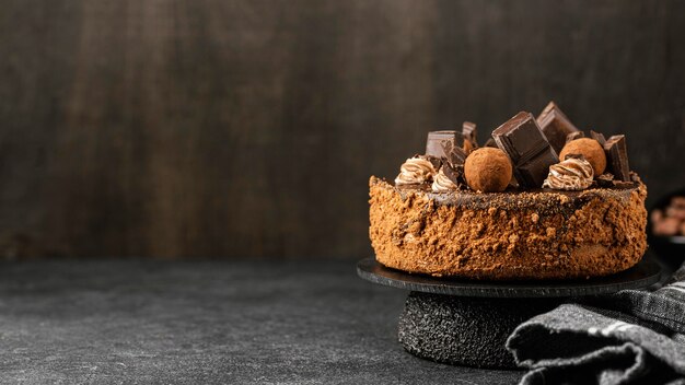 Vooraanzicht van heerlijke chocoladetaart op stand met kopie ruimte