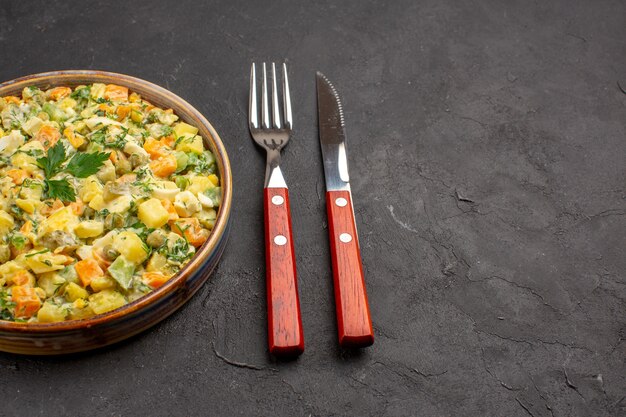 Vooraanzicht van heerlijke mayonaisesalade op donkere oppervlakte