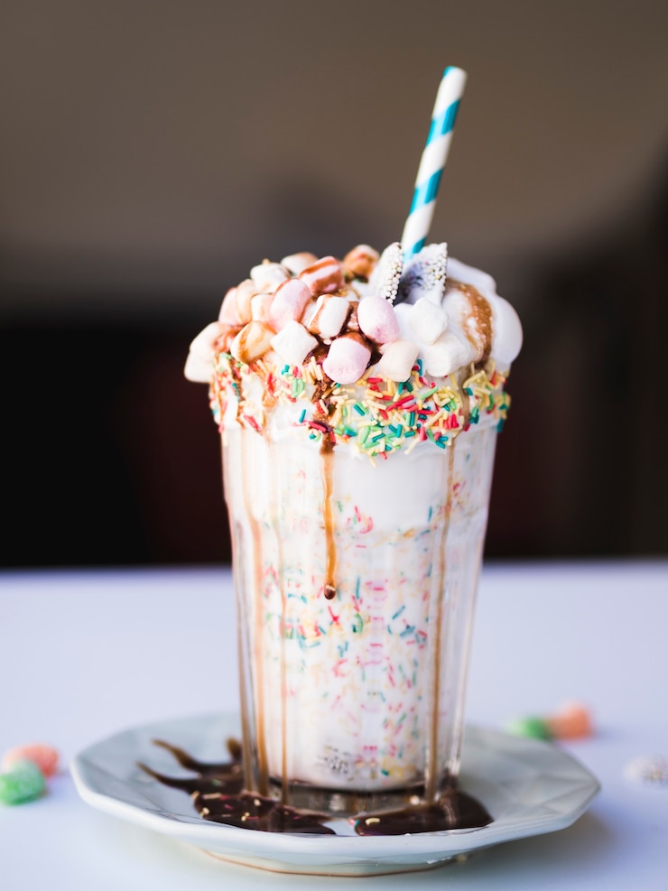 Gratis Foto vooraanzicht van heerlijke milkshake op een plaat