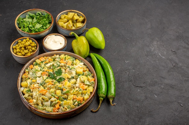 Vooraanzicht van heerlijke salade met ingrediënten op donkergrijs oppervlak