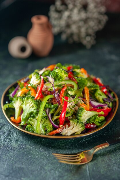Vooraanzicht van heerlijke veganistische salade met verse ingrediënten in een bord