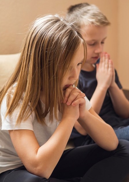 Gratis foto vooraanzicht van het bidden van de familie