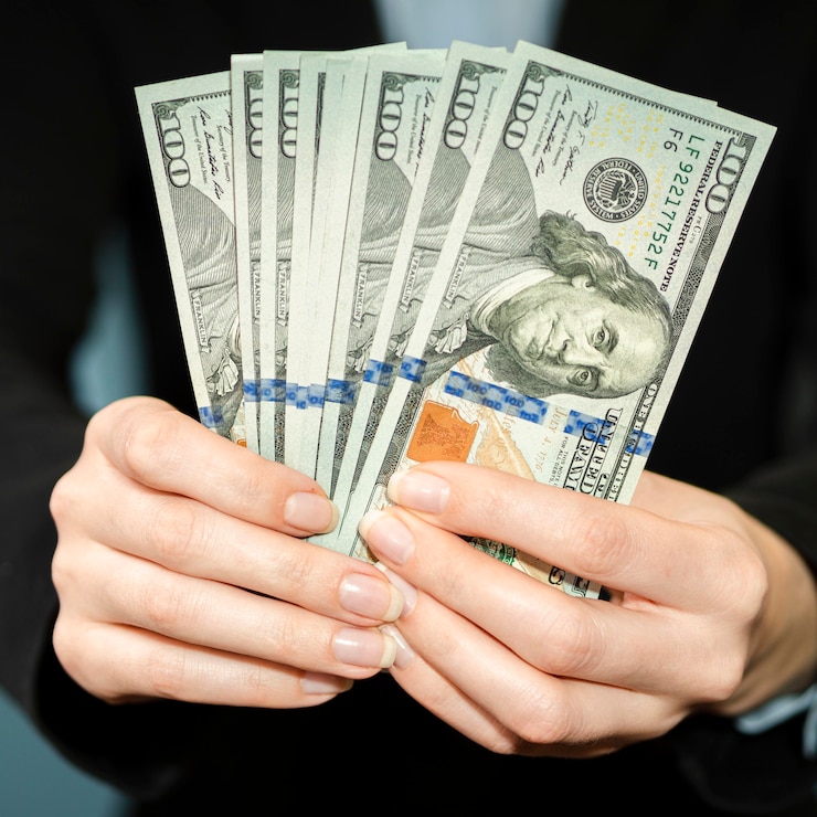 Gratis Foto vooraanzicht van het geld van de persoonsholding