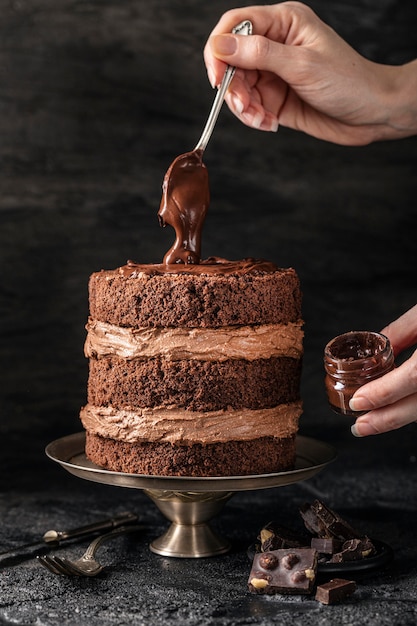 Vooraanzicht van het heerlijke concept van de chocoladetaart