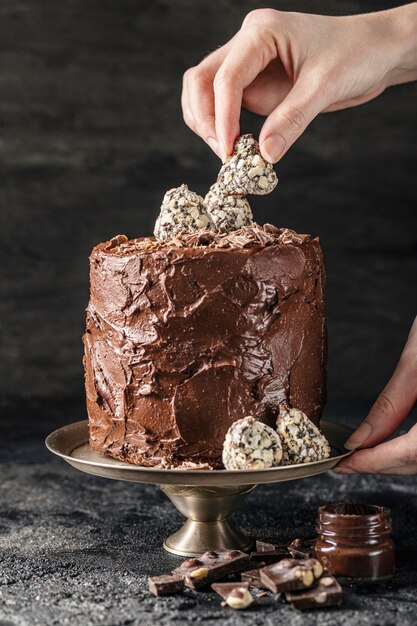 Vooraanzicht van het heerlijke concept van de chocoladetaart