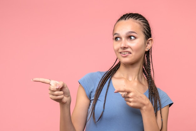 Vooraanzicht van het jonge wijfje dat op roze glimlacht