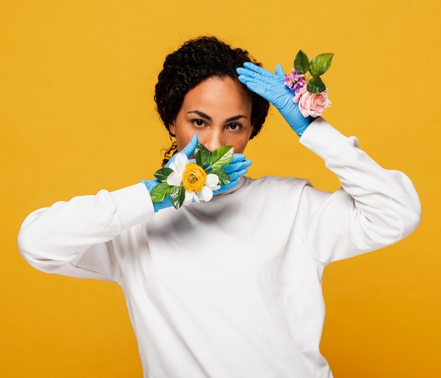 Vooraanzicht van het mooie vrouw stellen met bloemenhandschoenen