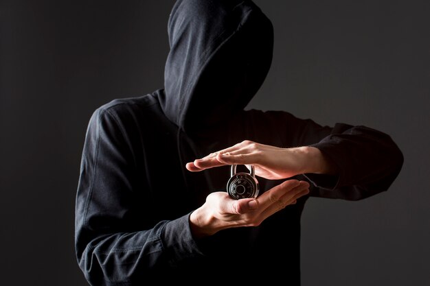 Vooraanzicht van het slot van de hackerholding