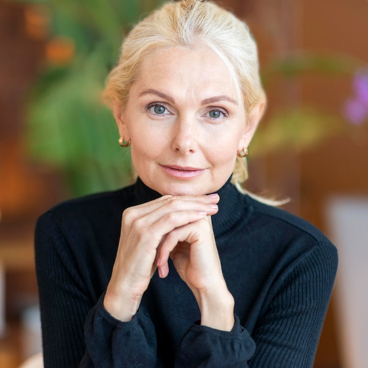 Gratis Foto vooraanzicht van het verleidelijke oudere bedrijfsvrouw stellen